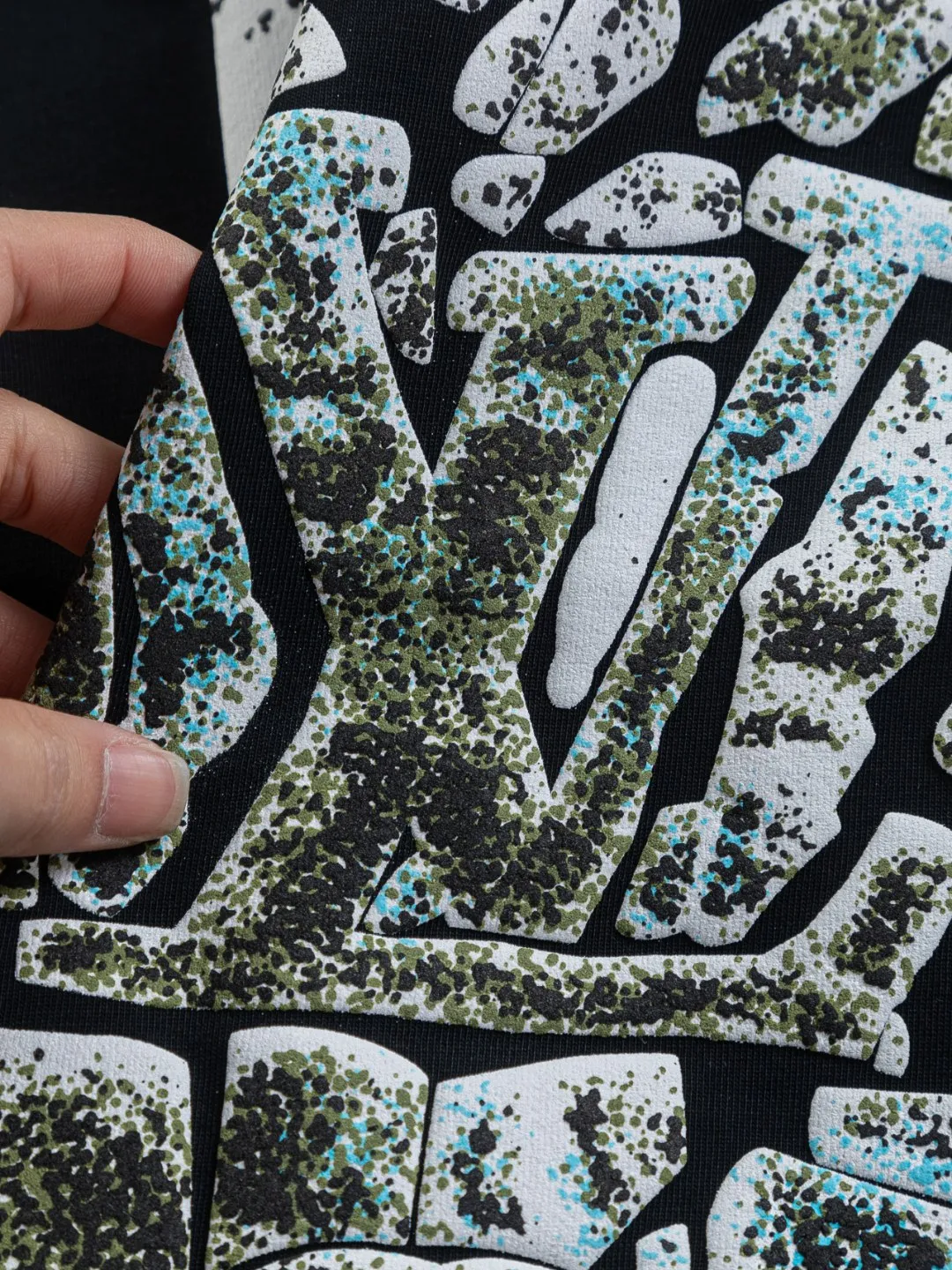 🅿️190 Louis Vuitton 1V LV lv slightly wide version S-XL LV 26ss new products are available at counters at the same time. Multiple craftsmanship Snow Mountain🏔️Ski⛷️Flocked Foam Print Ski⛷️ series T-shirts, the front foam print combines snow mountains, forests and abstract cracks, with the LV logo hidden, full of artistic sense. Round neck short-sleeved T-shirt, same style for men and women! Consigned to one-to-one creation. Synchronized with the official website, pure cotton fabrics at the counter! It is close to the skin and comfortable, durable and easy to wear. It has a classic and simple logo design and meticulous original craftsmanship. Short-sleeves, a must-have item for men, do not appear to be the same for the general public, but must be unique and eye-catching. This LV short-sleeve is all about quality, comfort, the same shape and fashion as always, including fabrics and cutting techniques. All of them have been made with great effort! 320 grams of washed pure cotton fabric, pure cotton is breathable, very refreshing and comfortable for daily wear. The rib knitting on the neckline is smooth and tight, and the neckline will not be skewed if you toss it at will. The loose version, you will find that it looks really good on the upper body. The overall is minimalist and neat, super versatile for daily use! Pair it casually with a pair of pants for a youthful look. A T-shirt will make your outfit crazy. It is a fashionable item that can never go wrong! Color: Black White Size: S-XL Size chart: S: Shoulder width 50-Bust 56-Length 70 M: Shoulder width 52-Bust 57-Length 72 L: Shoulder width 54-Bust 59-Length 74 XL: Shoulder width 56-Bust 62-Length 76